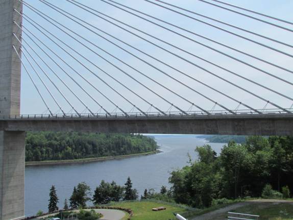 Bela ponte atravessa um dos rios do Maine, nos Estados Unidos, chegando em Camden
